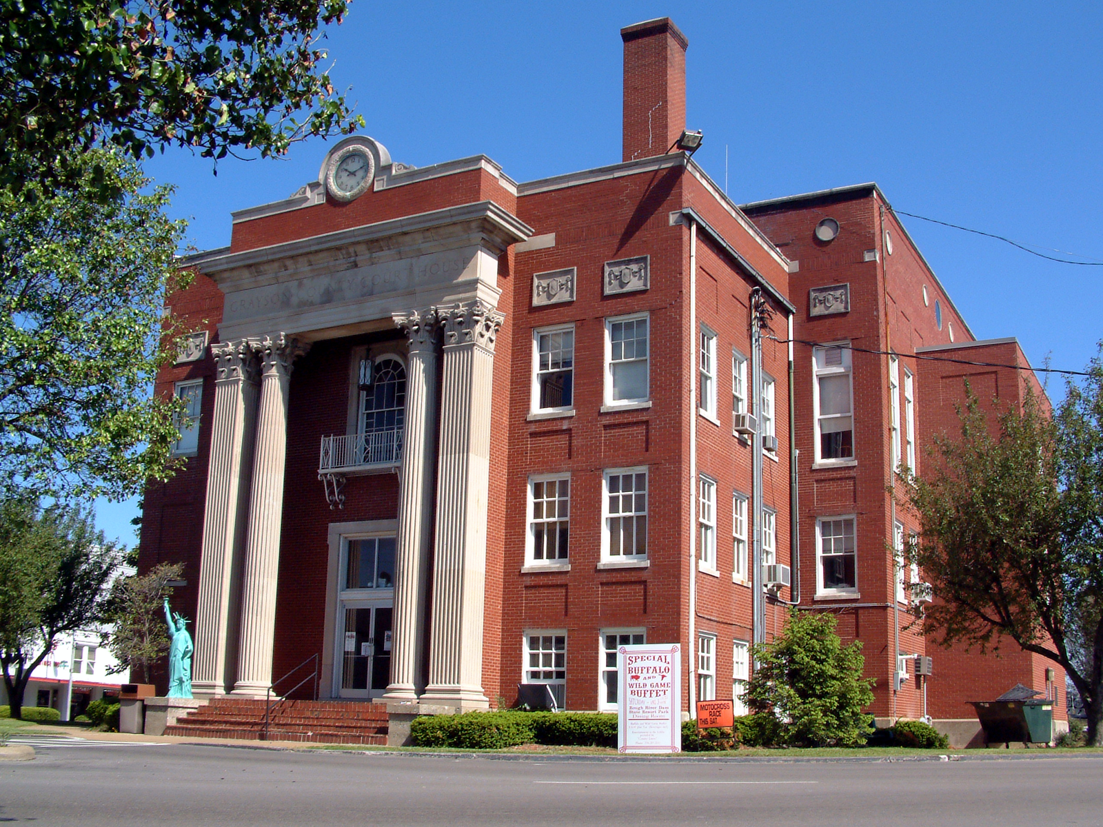 Grayson County courthouse representing local announcements.